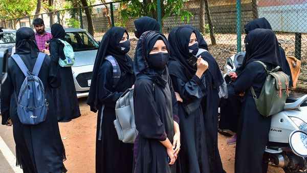 पश्चिम बंगाल; हिजाब को लेकर भिड़े छात्रों के दो गुट, रद्द करनी पड़ी परीक्षा