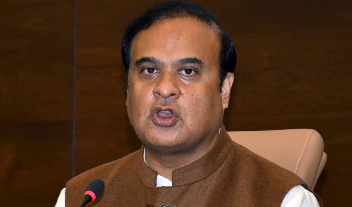 असम में पुलिस गोलीबारी में पूर्व छात्र नेता घायल मुख्यमंत्री हिमंत बिस्व सरमा ने दिया जांच का आदेश