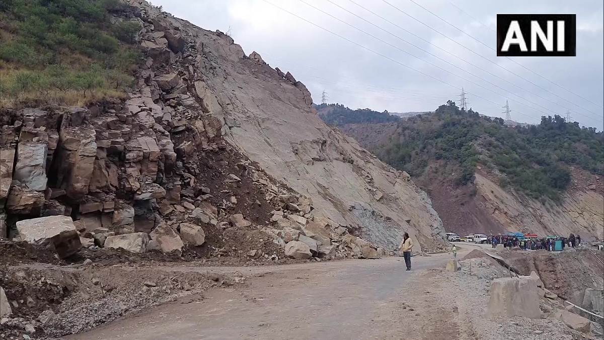 New Delhi: पहले जोशीमठ फिर डोडा और अब रामबन, पहाड़ी इलाकों में आ रहे भूस्खलनों के चलते कई परिवार हो रहे हैं बेघर 