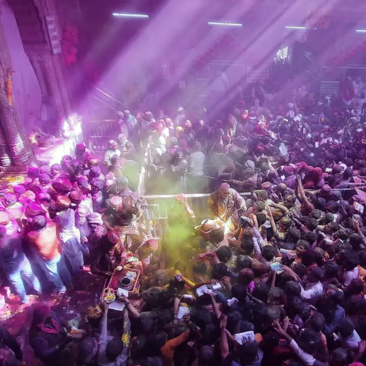  मथुरा में होली की धूम बांके बिहारी मंदिर समेत सभी मंदिरों में गुलाल से रंगे मुरलीधर