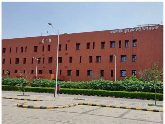 लखनऊ के कल्याण सिंह कैंसर संस्थान में कर्मचारियों का प्रदर्शन, आउटसोर्स स्टॉफ ने किया कार्य बहिष्कार