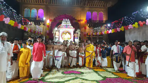 पुष्पक विमान में विराजमान होकर निकले भगवान रंगनाथ भक्तों ने रास्तों को फूलों से सजाया