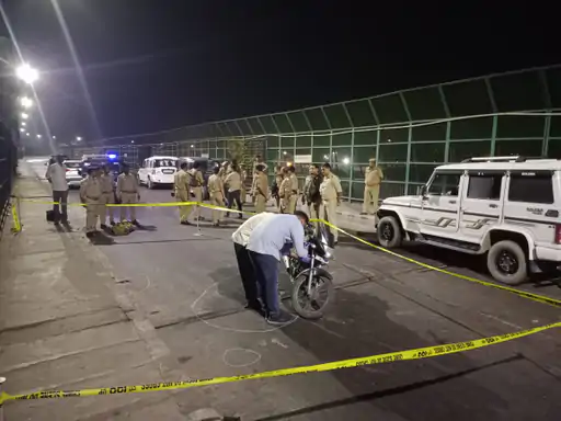 मुठभेड़ में बदमाश के पैर में लगी गोली आगरा में बदमाश के खिलाफ दर्ज हैं 17 मुकदमे एक दिन पहले युवक को मारा था चाकू