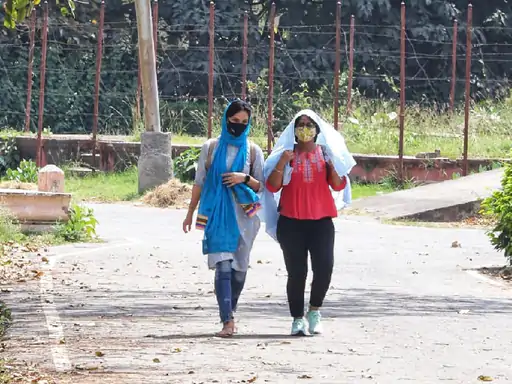 13 मई तक पूर्वी यूपी में छाएं रहेंगे बादल वाराणसी समेत अन्य जिलों में आज तेज आंधी चल सकती है