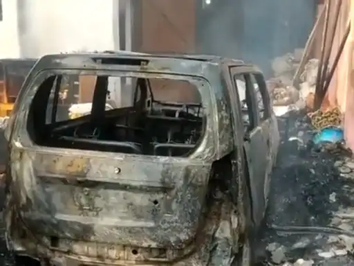 गाजियाबाद में गीजर फैक्ट्री के बाहर जली कार वेस्टेज में आग लगने से हादसा फायर ब्रिगेड की 1 गाड़ी ने आधे घंटे में पाया काबू