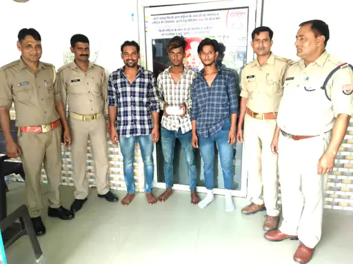 शादी समारोह में मोबाइल उड़ाने की स्टाइल नये कपड़े पहनकर बन जाते थे रिश्तेदार 200 से ज्यादा मोबाइल उड़ाए