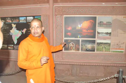 ताजमहल के बाहर कथित संत ने किया हंगामा शौचालय के पास गैलरी से भगवान की तस्वीर हटाने की मांग