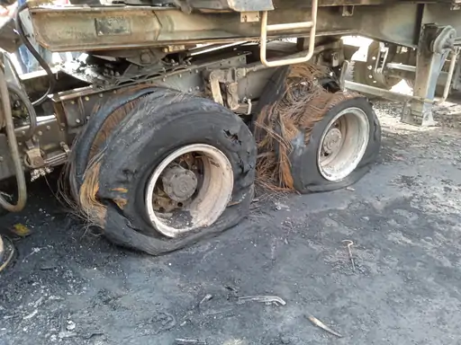 डंपर में जिंदा जल गए ड्राइवर खलासी लखनऊ में शहीद पथ पर जोरदार टक्कर के बाद गाड़ी जलकर हुई खाक