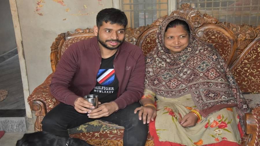 उन्नाव के दो बच्चे यूक्रेन से आए वापस घर आए बेटे को सीने से चिपका कर रोए परिजन