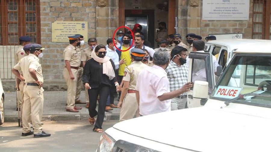 क्रूज की तलाशी में NCB अफसरों को मिली और ड्रग्स 8 और लोगों को हिरासत में लिया कुछ ही देर में आर्यन की पेशी