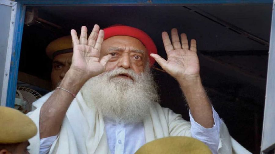 UP: शाहजहांपुर में सत्संग के दौरान चल रही थी आसाराम की आरती, पुलिस ने 5 लोगों को गिरफ्तार किया