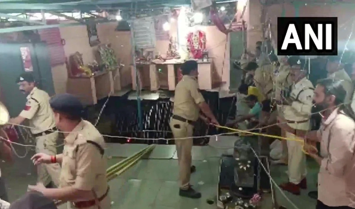 New Delhi: Ram Mandir के मौके पर इंदौर में बड़ा हादसा, मंदिर में बावड़ी की छत धंसी, 25 लोगों के गिरने की आशंका
