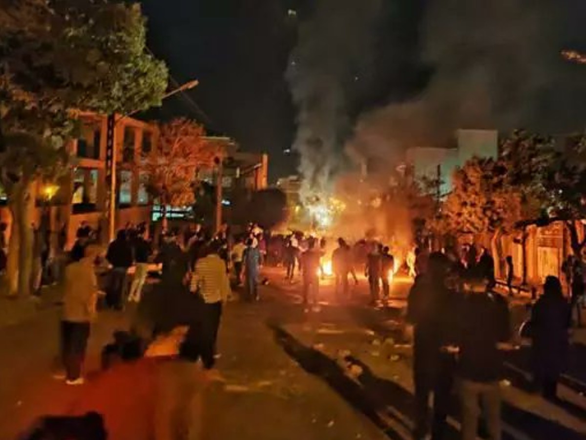 ईरान: प्रदर्शनकारियों के निशाने पर आए सत्ताधारी नेता, प्रदर्शन में अब तक 600 की मौत