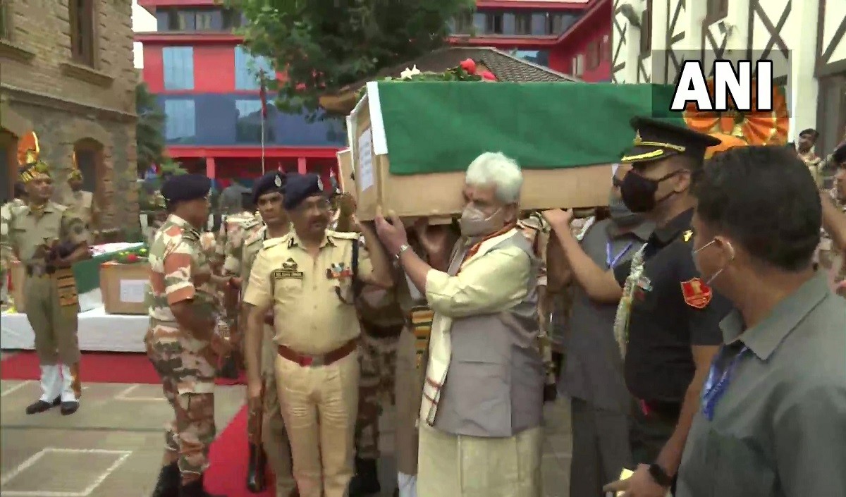 ITBP के जवानों के शवों को LG मनोज सिन्हा ने दिया कंधा पहलगाम हादसे में गई थी 7 जवानों की जान
