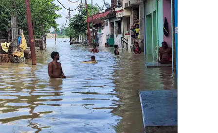 गोरखपुर के 11 बांधों में शुरू हुआ रिसाव:गोरखपुर-सोनौली मार्ग पर चढ़ा बाढ़ का पानी
