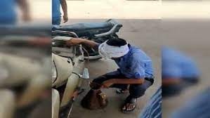 UP: Jalaun में 200 रुपये का पेट्रोल भरवाकर थमाया 2000 का नोट, पंपकर्मी ने स्कूटी में पाइप डाल वापस निकाल लिया तेल