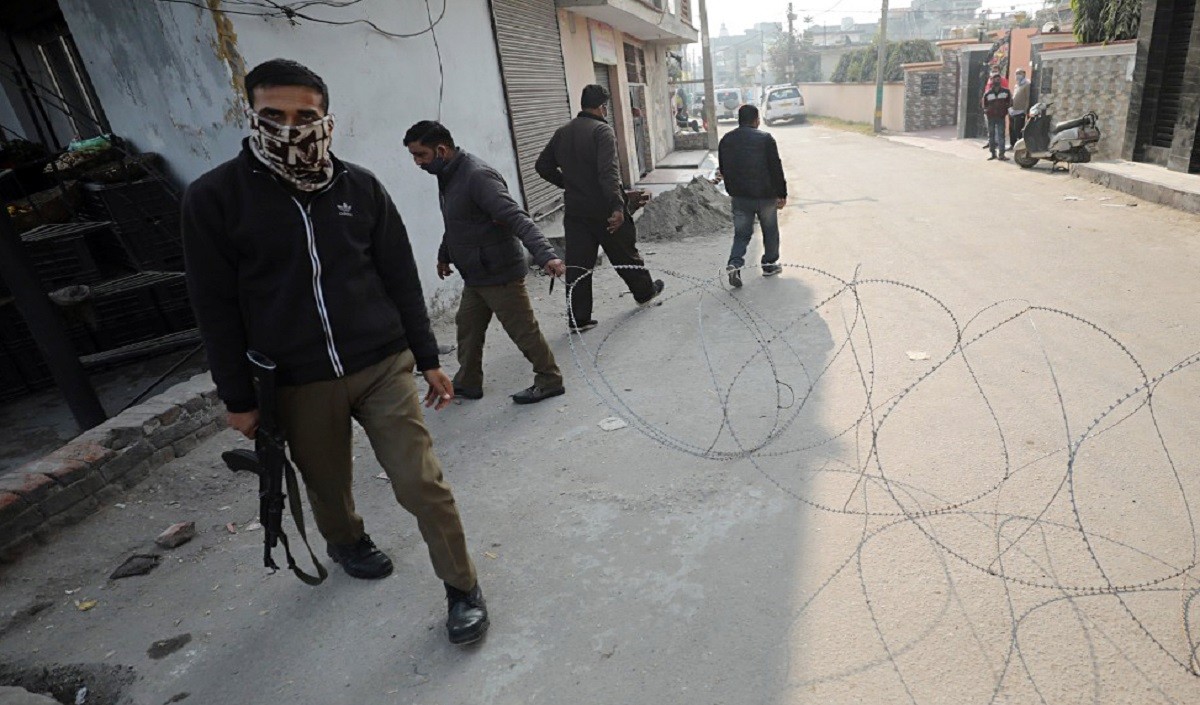 जम्मू-कश्मीर: SIA ने घाटी के 10 स्थानों पर की छापेमारी JeM के 10 ओवर ग्राउंड वर्कर गिरफ्तार