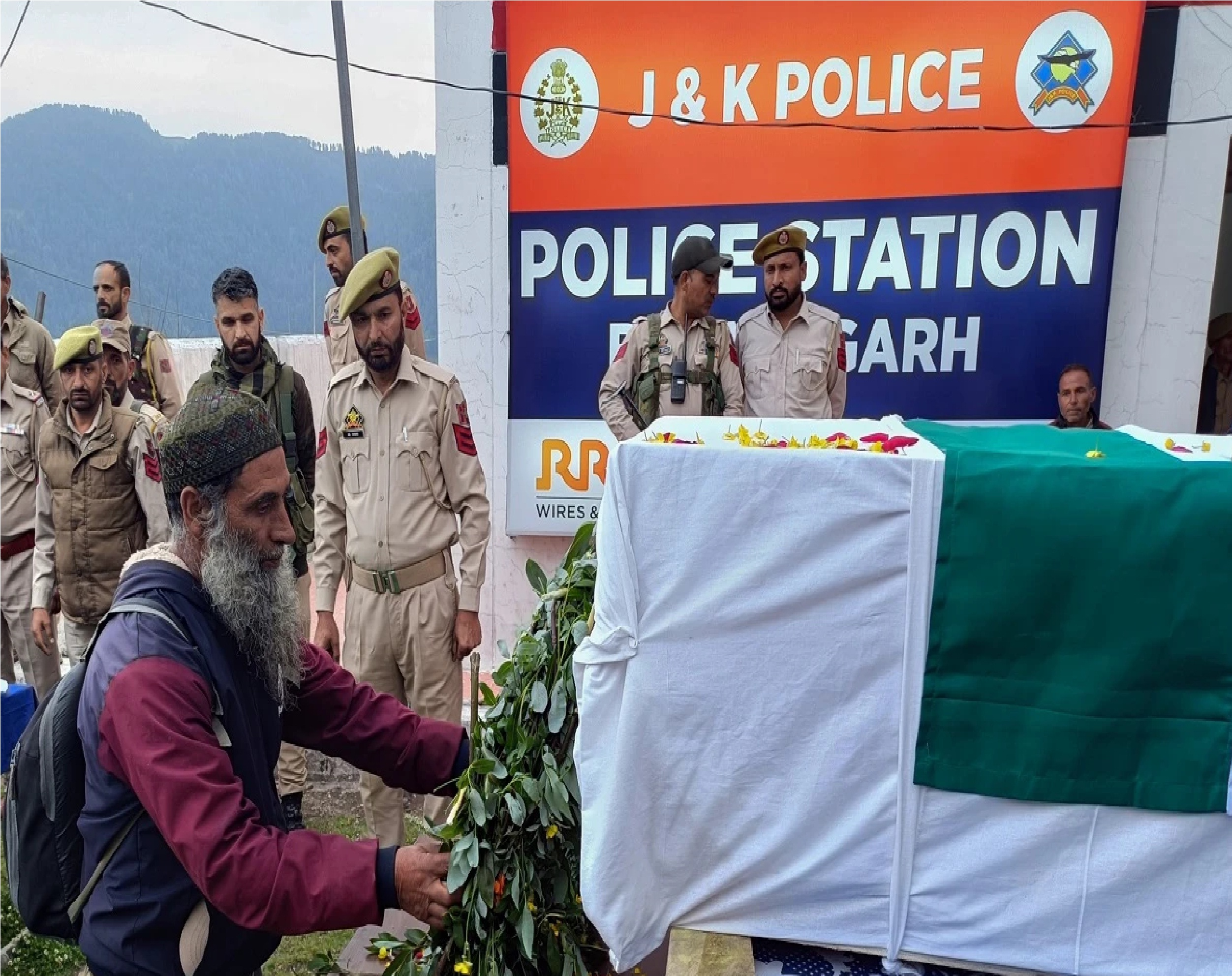 Jammu-kashmir: राजौरी में मुठभेड़ जारी, इलाके में 2-3 आतंकियों के फंसे होने की आशंका