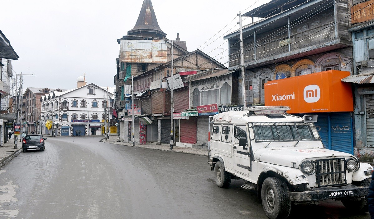 कोरोना के खतरे को देखते हुए J&K की सबसे बड़ी अनाज मंडी में स्वैच्छिक वीकेंड लॉकडाउन व्यापारी कर रहे पूरा समर्थन