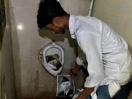 मोदी के अलीगढ़ दौरे से पहले जिन्ना पर विवाद भाजपा कार्यकर्ता AMU से जिन्ना की तस्वीर हटवाने पर अड़े