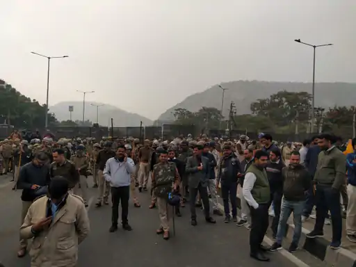 समर्थकों के साथ जयपुर पहुंचे सांसद किरोड़ीलाल:घाट की गुनी टनल से पहले पुलिस ने रोका किरोड़ी का काफिला