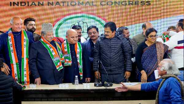 जम्मू-कश्मीर के 17 नेता लौटे कांग्रेस में:दो महीने पहले जॉइन की थी आजाद की पार्टी,वेणुगोपाल बोले- ये सभी गए थे छुट्‌टी पर 