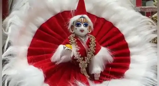 सर्दी बढ़ने के साथ भगवान को भी ऊनी वस्त्र पहनाए गए, मथुरा के बाजार में कई वैराइटी मौजूद