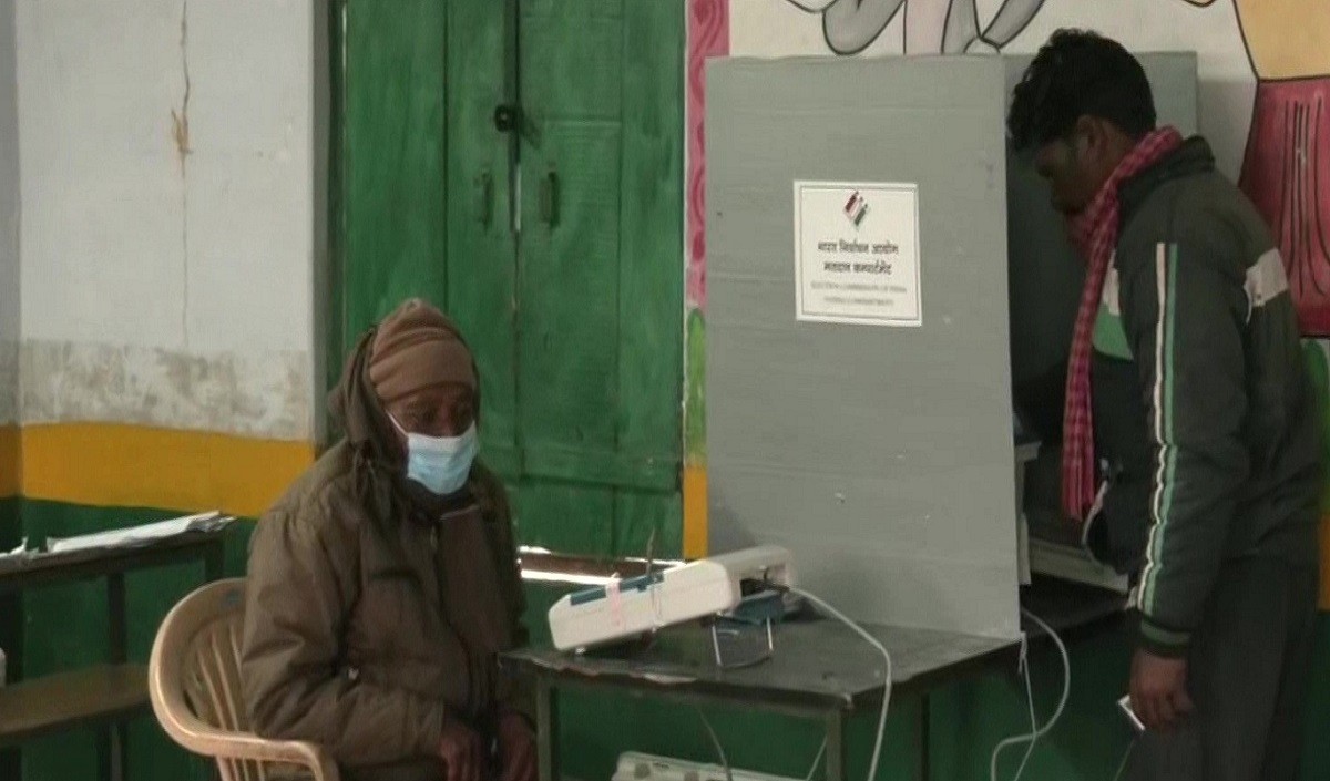 पहले चरण के लिए मतदान जारी 58 सीटों पर 623 उम्मीदवार मैदान में