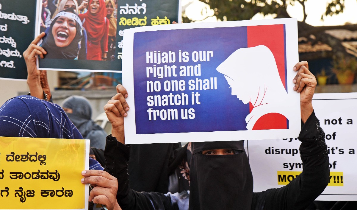 हिजाब पर कर्नाटक में बवाल मंत्री बोले पुलिस बल प्रयोग करने पर ना करें मजबूर