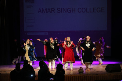 श्रीनगर: इंटर कॉलेज कल्चर प्रतियोगिता के दौरान कश्मीर के कॉलेज छात्रों ने दिखाई अपनी प्रतिभा