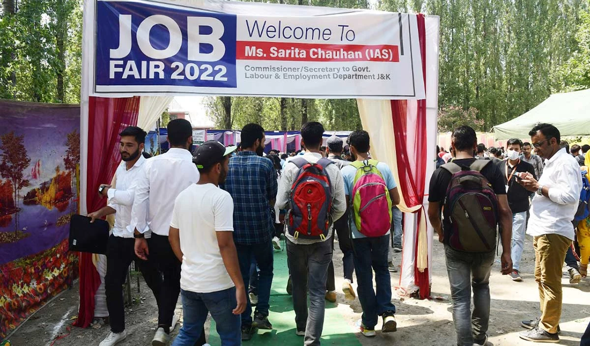 कश्मीर में बदले माहौल में युवाओं के हाथों में पत्थर नहीं बल्कि नौकरी के ऑफर लैटर दिख रहे हैं