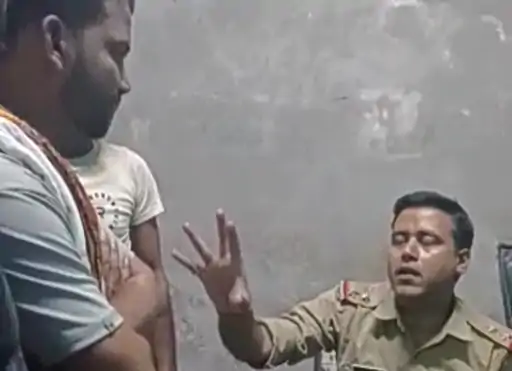 शराब पीकर लोगों को पीटता था दरोगा पब्लिक ने किया हंगामा दरोगा बोला एक थप्पड़ मारा तो क्या हुआ