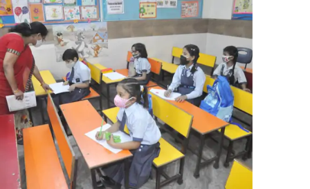 17 महीने बाद खुले स्कूल:UP में पहली से 5वीं राजस्थान-दिल्ली में 9वीं से 12वीं