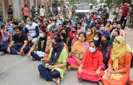 कश्मीर में 12 घंटे में दूसरा आतंकी हमला पलायन कर रहे कश्मीरी पंडित बोले- हम यहां सुरक्षित नहीं