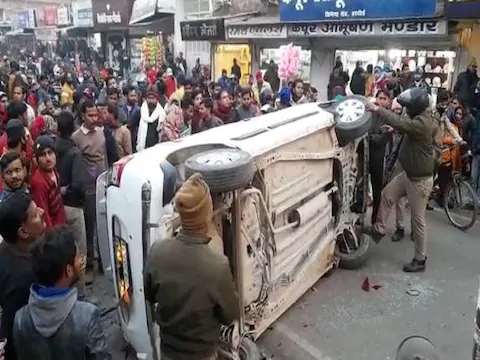 कार में फंसकर 1 किमी.तक घिसटता रहा,पीछे दौड़ते रहे लोग बचाने के लिए,कार में तोड़फोड़, कोशिश की जलाने की