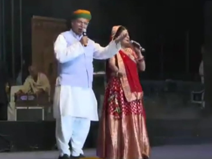 स्टेज पर पहुंचकर सिंगर के साथ गाने लगे मंत्री मेघवाल, बोले- अंदर का कलाकार जाग गया
