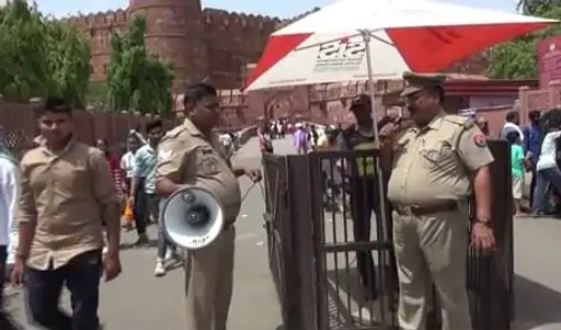लपकों से बचाने को लाउडस्पीकर का सहारा ताजमहल पर नहीं रुक रही ठगी