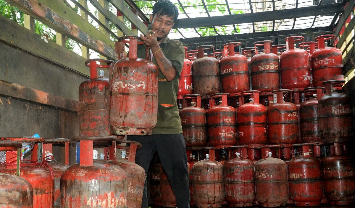 महंगाई निकाल रही आम इंसान का दम फिर बढ़ाए गए LPG के दाम रसोई गैस सिलेंडर की कीमत 1000 के पार