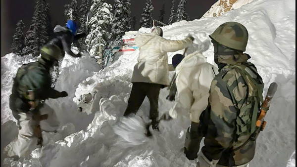 जम्मू-कश्मीर में सेना का अफसर और शहीद 2 जवान,गिरे माछल के बर्फीले इलाके में गहरी खाई में 