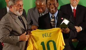 महान फुटबॉलर पेले सर्जरी के बाद भी ICU में हालत में थोड़ा सुधार