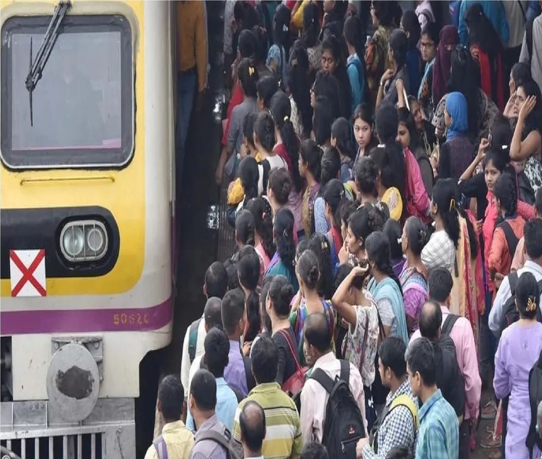 यातायात पुलिस कर्मी ऑटो रिक्शा चालक से रिश्वत लेते गिरफ्तार