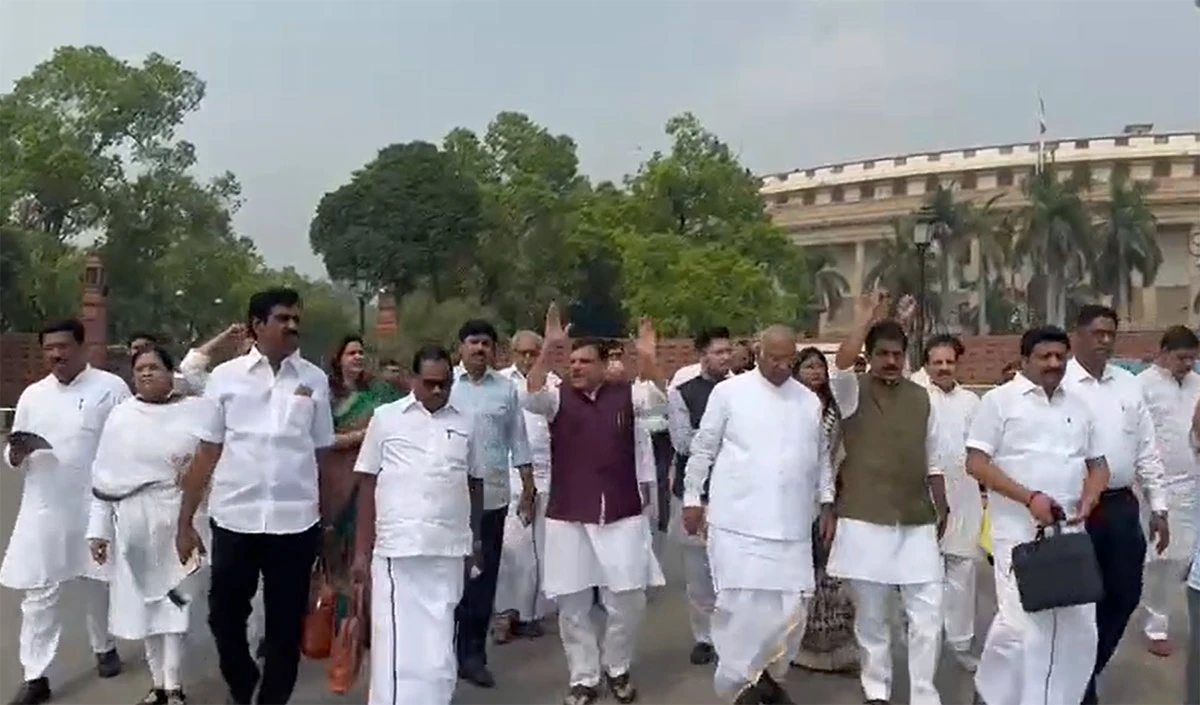 New Delhi: Rahul Gandhi के समर्थन में Mallikarjun Kharge और विपक्षी सांसदों ने विजय चौक तक निकाला मार्च