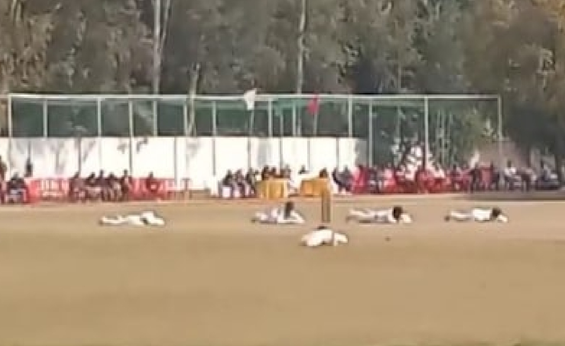 New Delhi: मचा हंगामा, स्टेडियम में चल रहा था क्रिकेट मैच, अचानक जमीन पर लेट गए अंपायर समेत सभी खिलाड़ी