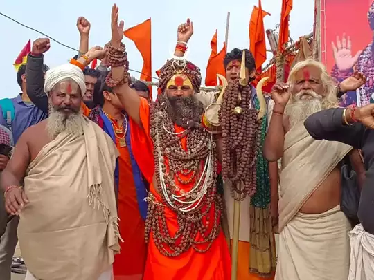 प्रयागराज:सपा नेताओं का मठ-मंदिर से बहिष्कार,माघ मेला में संतों ने जताई नाराजगी, बोले-सपा का पतन नजदीक, मौर्य को पद देकर ताबूत में आखिरी कील ठोकी