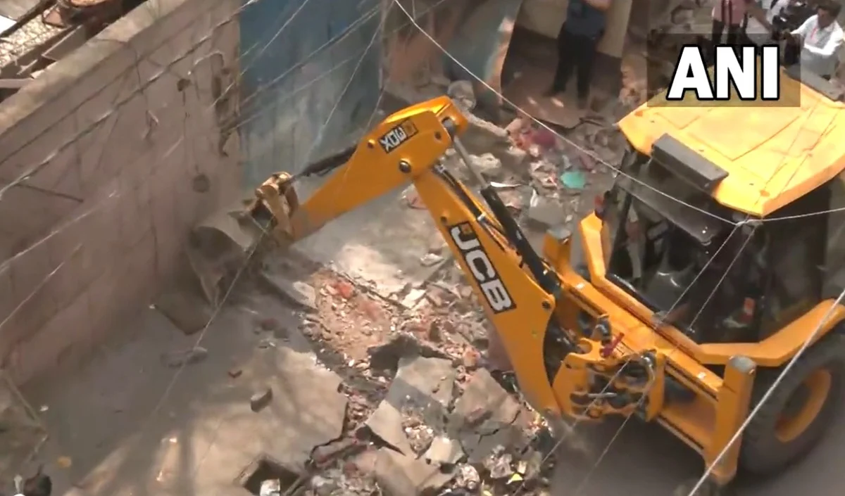 दिल्ली के मंगोलपुरी और NFC में चला MCD का बुलडोजर हिरासत में लिए गए AAP विधायक भारी संख्या में पुलिस बल तैनात