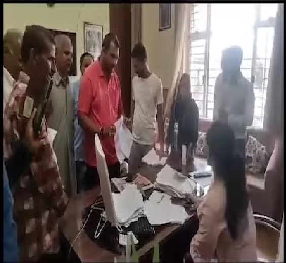 SDM और कानूनगो पर भड़के BJP MLA विनोद कुमार, रो पड़ीं SDM, FIR