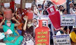 मोदी सरकार की बढ़ सकती हैं मुश्किलें महंगाई की मार झेलते हुए परेशान हो चुकी है जनता