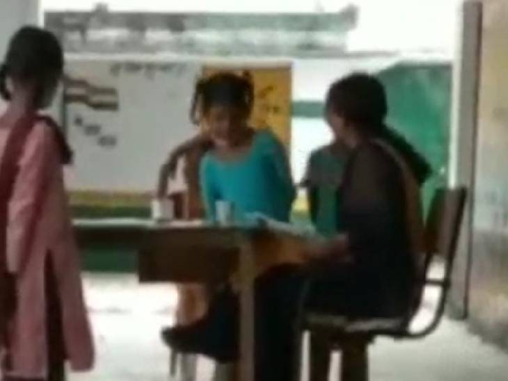 मुरादाबाद: थप्पड़ वाली टीचर मासूम बच्चों के गाल पर दनादन मारे थप्पड़; पैरेंट्स शिकायत लेकर पहुंचे तो बोलीं- फालतू बातें मत करो