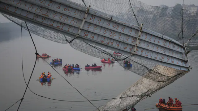 Morbi Bridge Collapse: कोर्ट ने 4 आरोपियों को पुलिस कस्टडी में भेजा, ओरेवा ग्रुप के 2 प्रबंधक भी शामिल