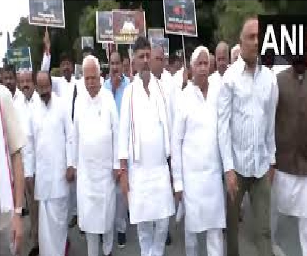Karnataka: कांग्रेस ने निकाला राजभवन मार्च, राज्यपाल गहलोत पर लगाया पक्षपातपूर्ण व्यवहार करने का आरोप